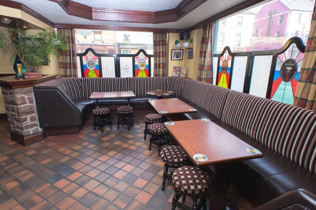 Larkin's Pub, Restaurant,&B&B Milltown  Bagian luar foto