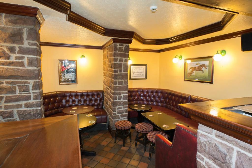 Larkin's Pub, Restaurant,&B&B Milltown  Bagian luar foto