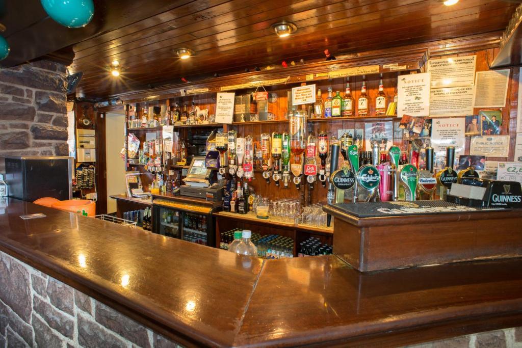 Larkin's Pub, Restaurant,&B&B Milltown  Bagian luar foto