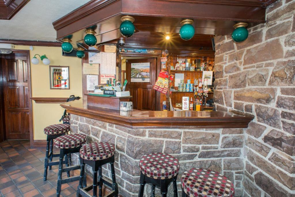 Larkin's Pub, Restaurant,&B&B Milltown  Bagian luar foto