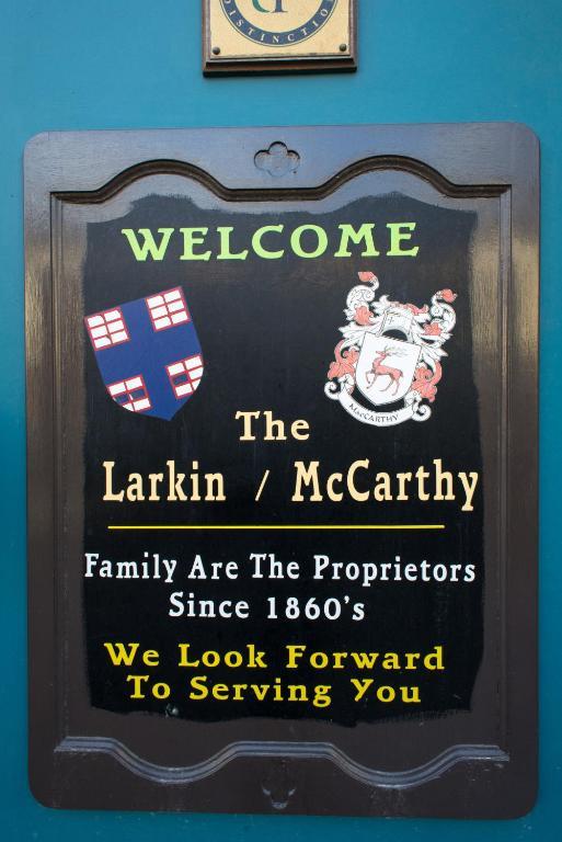 Larkin's Pub, Restaurant,&B&B Milltown  Bagian luar foto